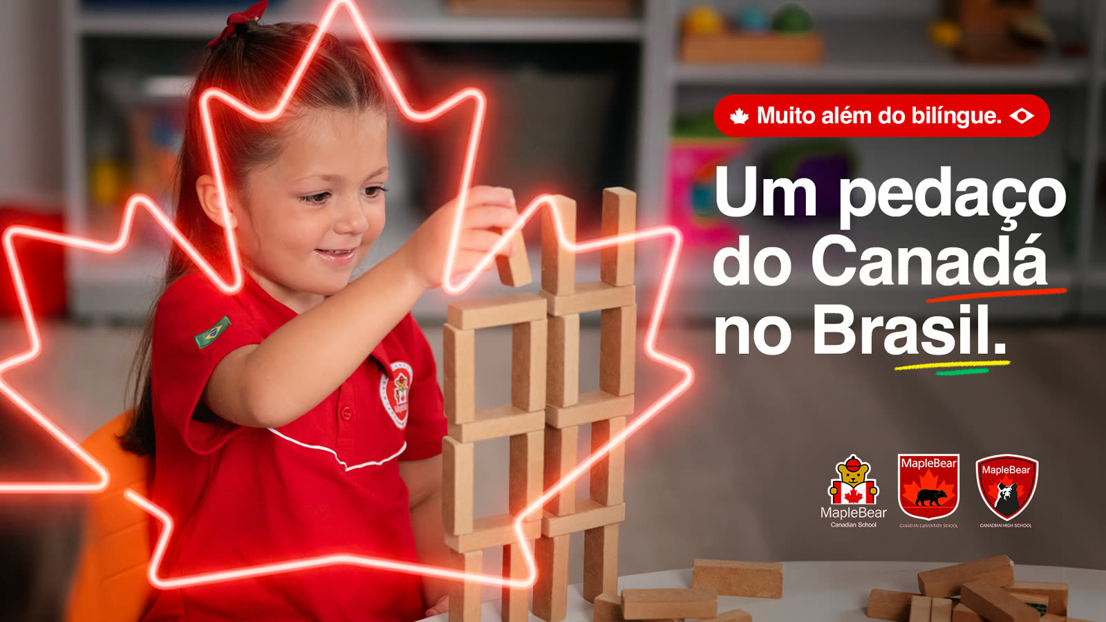 Criança em uniforme Maple Bear brincando, com a tagline “Um pedaço do Canadá no Brasil”.