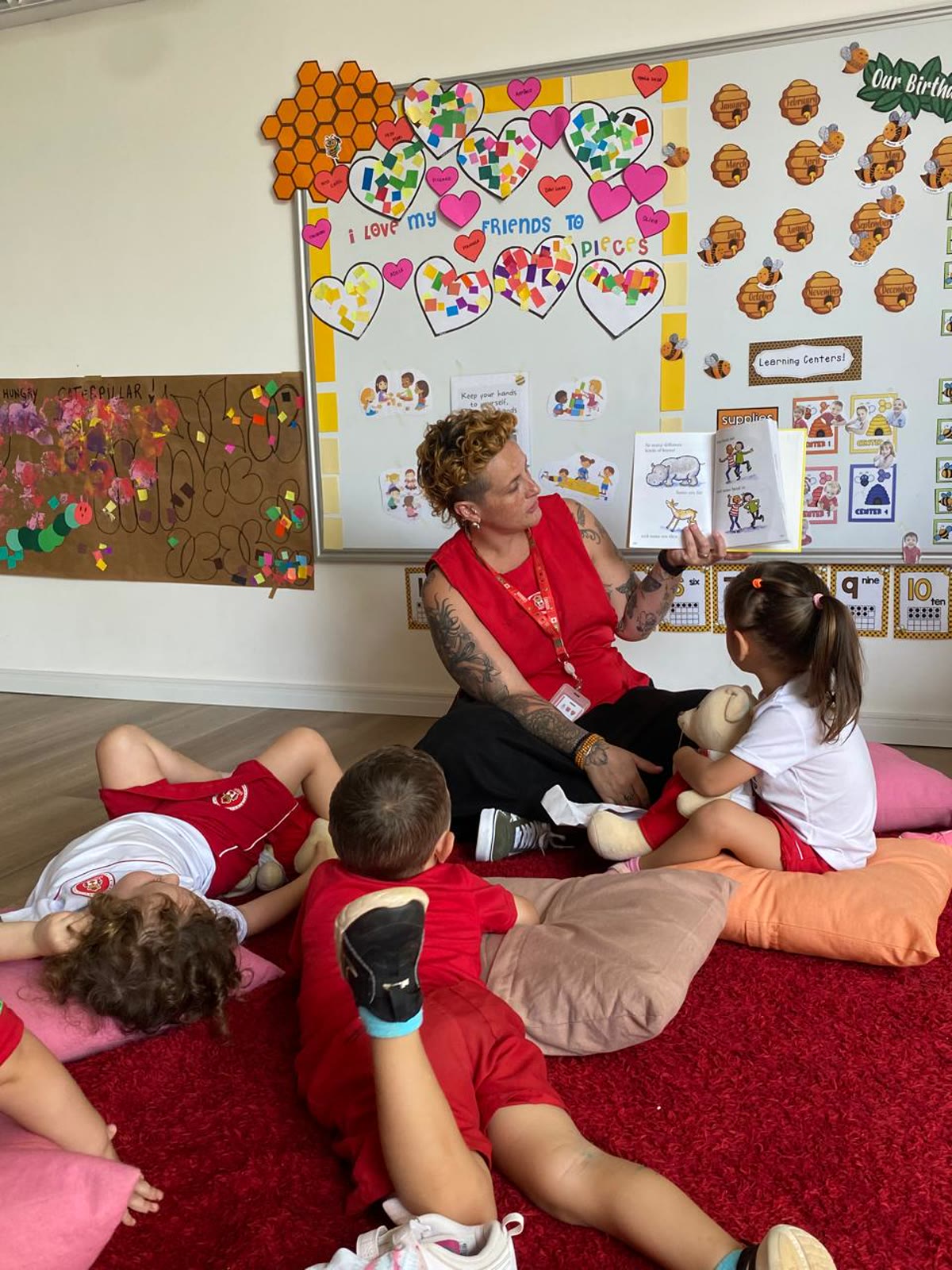 Professora em roda de leitura com as crianças na Maple Bear Caxias do Sul