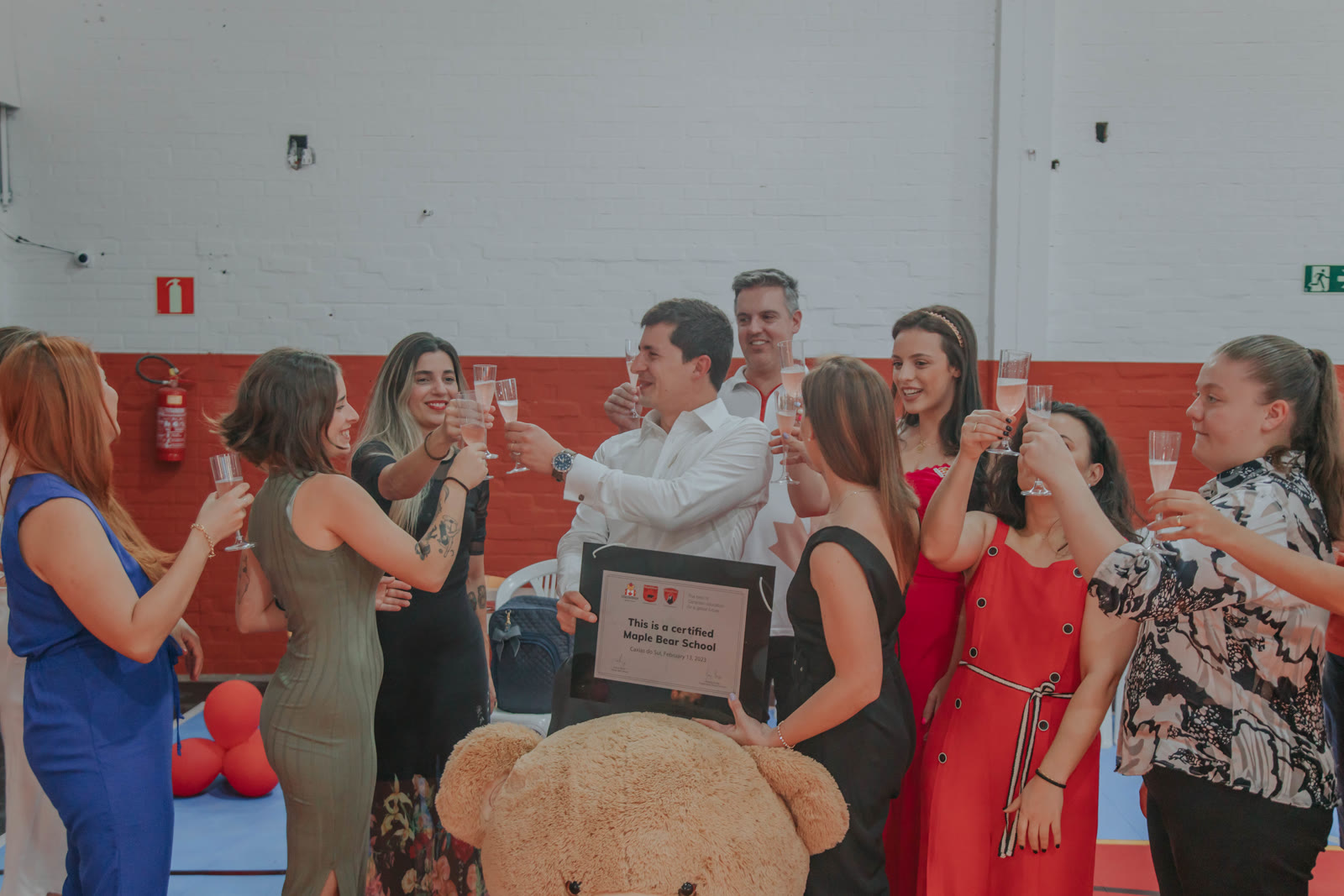 Equipe Maple Bear Caxias do Sul comemorando a certificação da unidade