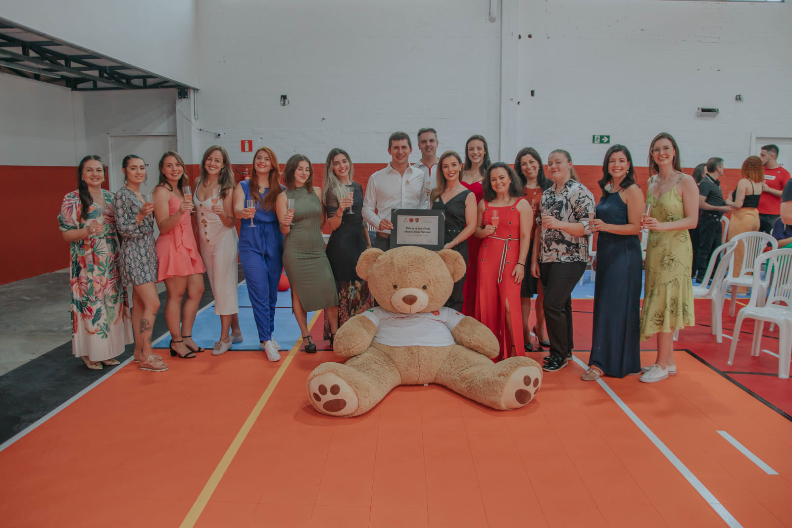 Equipe pedagógica da Maple Bear Caxias do Sul reunida com o ursinho Chinook