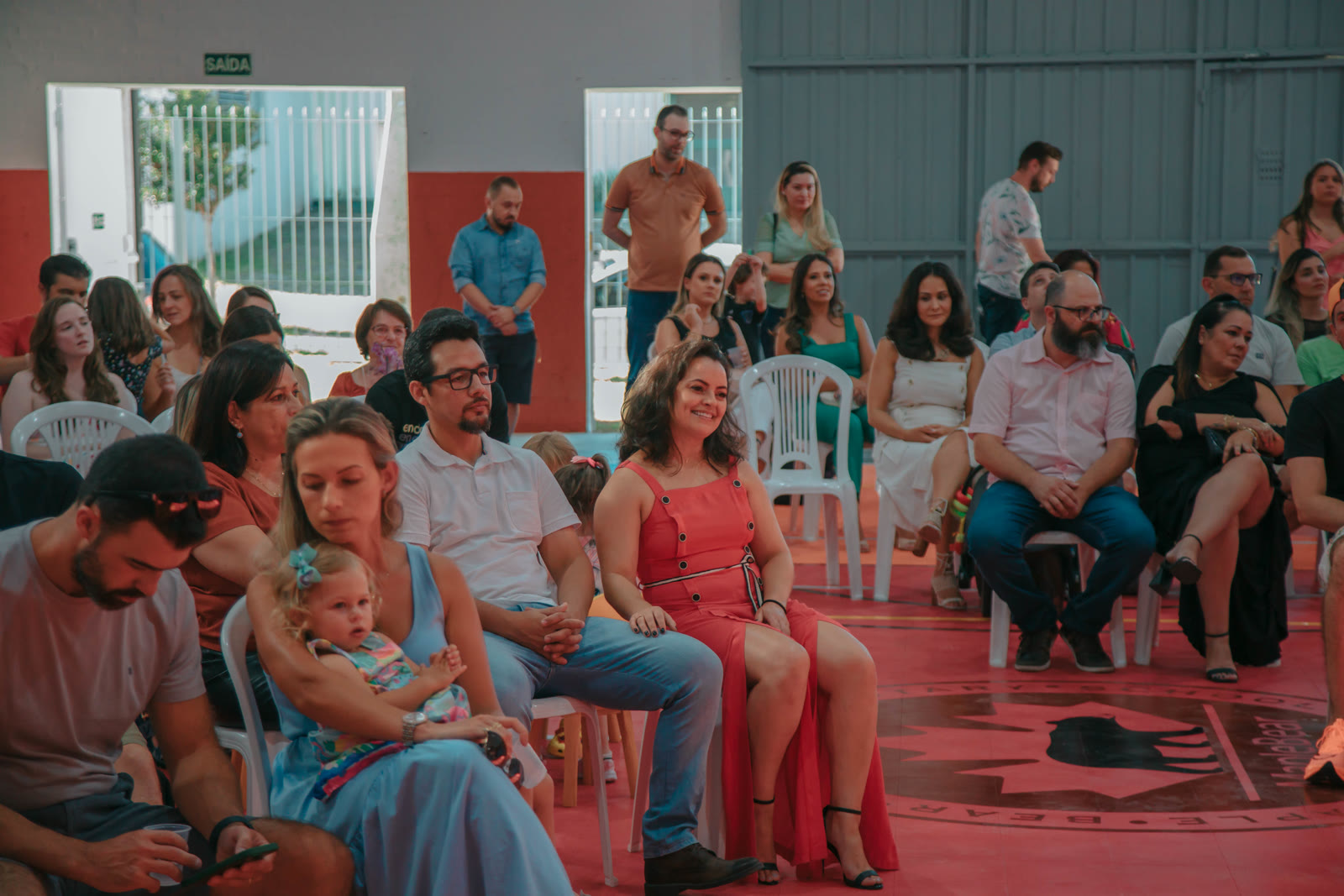 Famílias reunidas em apresentação da Maple Bear Caxias do Sul
