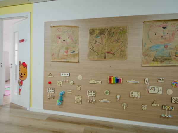 Corredor com trabalhos de arte das crianças expostos na parede