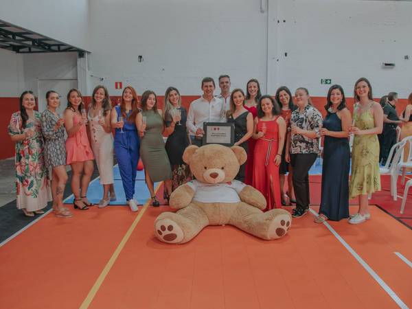 Equipe da Maple Bear Caxias do Sul reunida na escola