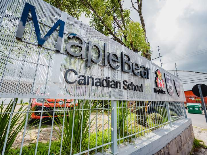 Fachada da Maple Bear Canadian School em Caxias do Sul, com o letreiro da escola