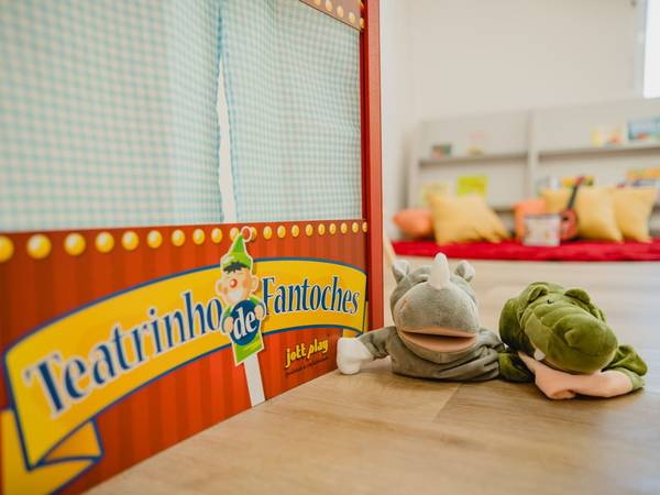 Teatrinho de fantoches com bichos de pelúcia usado nas atividades de linguagem