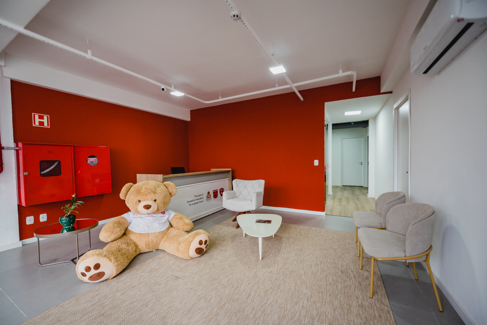 Recepção acolhedora da Maple Bear Caxias do Sul com o ursinho Chinook